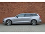 Volvo V60 T6 Plug-in hybrid AWD Plus Dark | Panoramisch dak met Schuif-/Kantel functie | Stoelverwarming voor/achter | Verwarmbaar stuurwiel | Elektrisch verstelbare stoelen met memory functie | Extra getint glas achter | Harman Kardon geluidsinstallatie | Keyless entry | 19 inch Lichtmetalen velgen |