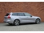 Volvo V60 T6 Plug-in hybrid AWD Plus Dark | Panoramisch dak met Schuif-/Kantel functie | Stoelverwarming voor/achter | Verwarmbaar stuurwiel | Elektrisch verstelbare stoelen met memory functie | Extra getint glas achter | Harman Kardon geluidsinstallatie | Keyless entry | 19 inch Lichtmetalen velgen |