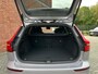 Volvo V60 T6 Plug-in hybrid AWD Plus Dark | Panoramisch dak met Schuif-/Kantel functie | Stoelverwarming voor/achter | Verwarmbaar stuurwiel | Elektrisch verstelbare stoelen met memory functie | Extra getint glas achter | Harman Kardon geluidsinstallatie | Keyless entry | 19 inch Lichtmetalen velgen |