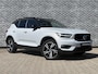 Volvo XC40 Plug-in Hybrid T5 R-Design | Trekhaak | Panoramadak | Harman Kardon Audio | Achteruitrijcamera | Stoelverwarming | Verwarmde Voorruit | Navigatie | BLIS | Cruise Control Adaptief | LED Koplampen Adaptief