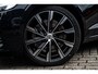 Volvo V60 2.0 T6 Plug-in hybrid AWD Ultra Dark | Schuif-/kanteldak | Head Up Display | Donker Glas | Sportstoelen | Power Seats | Harman Kardon |