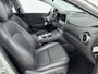 Hyundai Kona Electric EV PREMIUM 64 kWh | 3- FASE | NAVI | CLIMA | CRUISE | CAMERA | HUD | LEDER | SCHUIFDAK | STUUR- & STOELVERWARMING | WARMTEPOMP | PRIVACY GLASS | WLTP 481 KM! |