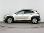 Hyundai Kona Electric EV PREMIUM 64 kWh | 3- FASE | NAVI | CLIMA | CRUISE | CAMERA | HUD | LEDER | SCHUIFDAK | STUUR- & STOELVERWARMING | WARMTEPOMP | PRIVACY GLASS | WLTP 481 KM! |