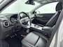 Hyundai Kona Electric EV PREMIUM 64 kWh | 3- FASE | NAVI | CLIMA | CRUISE | CAMERA | HUD | LEDER | SCHUIFDAK | STUUR- & STOELVERWARMING | WARMTEPOMP | PRIVACY GLASS | WLTP 481 KM! |