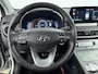 Hyundai Kona Electric EV PREMIUM 64 kWh | 3- FASE | NAVI | CLIMA | CRUISE | CAMERA | HUD | LEDER | SCHUIFDAK | STUUR- & STOELVERWARMING | WARMTEPOMP | PRIVACY GLASS | WLTP 481 KM! |