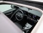 Kia Niro EV DynamicPlusLine 64.8 kWh | Elektr. bed. achterklep | Climate Control / ECC | Open dak schuif/kanteldak Licht metalen velgen 17 inch | Cruise control Adaptive | Navigatie | Lederen bekleding zwart | Stoelverwarming | LED koplampen | Park Distance Control voor en achter | Achteruitrijcamera | Dakrailing |
