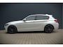 BMW 1-Serie 118i Sport Line Edition | Stoelverwarming | Cruise Control | Parkeersensoren | Navigatie | Groot Scherm | Digitale Tellers | Automaat | Keyless | Trekhaak | LED