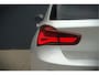 BMW 1-Serie 118i Sport Line Edition | Stoelverwarming | Cruise Control | Parkeersensoren | Navigatie | Groot Scherm | Digitale Tellers | Automaat | Keyless | Trekhaak | LED