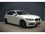 BMW 1-Serie 118i Sport Line Edition | Stoelverwarming | Cruise Control | Parkeersensoren | Navigatie | Groot Scherm | Digitale Tellers | Automaat | Keyless | Trekhaak | LED
