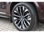 Volvo XC90 2.0 T8 456PK PHEV AWD PLUS BRIGHT | LUCHTVERING VOOR / ACHTER MET FOUR-C SETTINGS  | PANORAMISCH SCHUIF / KANTELDAK | EXTRA GETINT GLAS OP DE ACHTER PORTIEREN | BOWERS & WILKINS HIFI PREMIUM AUDI SYSTEEM INCLUSIEF FRESH AIR SUBWOOFER  | NAVIGATIE SYSTEEM BY GOOGLE MAPS | 360° CAMERA | ELEKTRISCH WEGKLAPBARE TREKHAAK | HEAD-UP DISPLAY | COMFORT STOELEN MET MASAGE FUNCTIE | STOEL VERWARMING EN VENTILATIE | ELEKTRISCH VERSTELBARE COMFORT STOEL MET GEHEUGEN EN ELEKTRISCH VERSTELBARE ZIJWANGEN | GEPERFOREERD NAPPA LEDER BEKLEDING BLOND / CHARCOAL | ACHTERBANK VERWARMING | NUBUCK HEMELBEKLEDING | ORREFORS KRISTALLEN POOKKNOP | GREY ASH HOUT INLEG | GELAMINEERDE ZIJRUITEN EN ACHTERRUIT | ZONGORDIJNEN ACHTERPORTIEREN | 21" 8-MULTI SPAAKS BLACK DIAMOND CUT VELGEN | DODEHOEKDETECTIE | 4-ZONE CLIMATE CONTROL | KEYLESS ENTRY / START | DRAADLOZE TELEFOONLADER | APPLE CARPLAY / ADROID AUTO | ELEKTRISCHE ACHTERKLEP | SFEER VERLICHTING | MATRIX LED KOPLAMPEN |