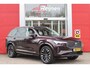 Volvo XC90 2.0 T8 456PK PHEV AWD PLUS BRIGHT | LUCHTVERING VOOR / ACHTER MET FOUR-C SETTINGS  | PANORAMISCH SCHUIF / KANTELDAK | EXTRA GETINT GLAS OP DE ACHTER PORTIEREN | BOWERS & WILKINS HIFI PREMIUM AUDI SYSTEEM INCLUSIEF FRESH AIR SUBWOOFER  | NAVIGATIE SYSTEEM BY GOOGLE MAPS | 360° CAMERA | ELEKTRISCH WEGKLAPBARE TREKHAAK | HEAD-UP DISPLAY | COMFORT STOELEN MET MASAGE FUNCTIE | STOEL VERWARMING EN VENTILATIE | ELEKTRISCH VERSTELBARE COMFORT STOEL MET GEHEUGEN EN ELEKTRISCH VERSTELBARE ZIJWANGEN | GEPERFOREERD NAPPA LEDER BEKLEDING BLOND / CHARCOAL | ACHTERBANK VERWARMING | NUBUCK HEMELBEKLEDING | ORREFORS KRISTALLEN POOKKNOP | GREY ASH HOUT INLEG | GELAMINEERDE ZIJRUITEN EN ACHTERRUIT | ZONGORDIJNEN ACHTERPORTIEREN | 21" 8-MULTI SPAAKS BLACK DIAMOND CUT VELGEN | DODEHOEKDETECTIE | 4-ZONE CLIMATE CONTROL | KEYLESS ENTRY / START | DRAADLOZE TELEFOONLADER | APPLE CARPLAY / ADROID AUTO | ELEKTRISCHE ACHTERKLEP | SFEER VERLICHTING | MATRIX LED KOPLAMPEN |
