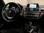 BMW 1-Serie 118i Sport Line Automaat (VIRTUAL COCKPIT, NAVIGATIE, ZWART HEMEL, CLIMATE, PARKEERSENSOREN, SPORTSTOELEN, CRUISE, NIEUWE APK, NIEUWSTAAT)