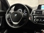 BMW 1-Serie 118i Sport Line Automaat (VIRTUAL COCKPIT, NAVIGATIE, ZWART HEMEL, CLIMATE, PARKEERSENSOREN, SPORTSTOELEN, CRUISE, NIEUWE APK, NIEUWSTAAT)