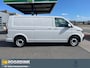 Volkswagen Transporter T6.1 150 pk DSG L2 - 3200 kg uit. Bumpers in kleur, LED , Trekhaak, Navi, stoelverwarming