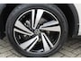 Volkswagen T-Roc 1.5-150pk R-Line Edition DSG-AUTOMAAT ! Gun u het comfort van een automaat ! Slechts 19.000km ! Stoel- en voorraamverw., IQ-light, Adaptieve cruise cntrl, Navigatie by Apple Carplay/Android auto, Autm. airco dual, Camera, Elektr. achterklep etc.