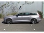 Volvo V60 2.0 T6 Plug-in hybrid AWD Plus Dark | Long Range | Stoelverwarming voor en achter | Harman Kardon installatie | Trekhaak | Stuurwiel verwarming | Memory stoelen | Apple Carplay & Android Auto