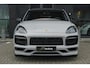 Porsche Cayenne Coupé 3.0 E-Hybrid 462PK Krijtgrijs SportDesign Burmester Luchtvering *SOH 92%* Lightweight Package Carbon Dak 4-wielsturing NLauto