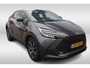 Toyota C-HR / C-HR+ 1.8 Hybrid 140 Team D All weather banden l Stuur + Stoel verwarming l Dodehoek sensor l Navi l Apple/ Android carplay l Adaptief cruise controll Lane Assist