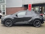 Toyota C-HR / C-HR+ 2.0 PHEV BLACK EDITION MY2026 NIEUW DIRECT LEVERBAAR! STOEL/STUURVERW JLB-AUDIO EL-STOEL 19'' LM-VELGEN BLIND SPOT EL-ACHTERKLEP HEAD-UP NAVI APPLE/ANDROID