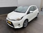 Toyota Yaris 1.5 Full Hybrid Dynamic VOLLEDIG DEALERONDERHOUDEN! PANORAMADAK, Navigatie, stoelverwarming, cruise control, keyless entry- & start, nette Nederlandse auto, hybride, automaat!