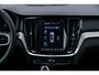 Volvo V60 T6 Plug-in hybrid AWD Ultra Dark | Google | Long Range | Schuif-/Kanteldak | Adaptieve Cruise Control | DAB | Head-Up Display | Camera | Stoelverwarming Voor + Achter | Harman Kardon Audio | Getint Glas | Zitverlenging | Elek. Stoelen | Memory | 19" LM