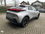 Toyota C-HR / C-HR+ 2.0 Plug-in Hybrid 220 Dynamic Toyota navigatie / incl. winterbandenset / Apple Carplay / Android Auto / parkeersensoren voor en achter / adaptive cruise control / stoel- en stuurwielverwarming / parkeercamera / Toyota 10 jaar garantie programma / Toyota