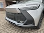 Toyota C-HR / C-HR+ 2.0 Plug-in Hybrid 220 Dynamic Toyota navigatie / incl. winterbandenset / Apple Carplay / Android Auto / parkeersensoren voor en achter / adaptive cruise control / stoel- en stuurwielverwarming / parkeercamera / Toyota 10 jaar garantie programma / Toyota