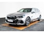 BMW i5 Touring xDrive40 84 kWh M Sport Pro - Trekhaak - Panoramdak - Driving Assistant Professional - Head up - Harman Kardon - stoelventilatie - stoelverwarming voor/achter - Iconic Glow - Comfort Access -