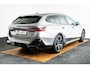 BMW i5 Touring xDrive40 84 kWh M Sport Pro - Trekhaak - Panoramdak - Driving Assistant Professional - Head up - Harman Kardon - stoelventilatie - stoelverwarming voor/achter - Iconic Glow - Comfort Access -