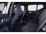 Volvo EX40 Plus Black Edition 70 kWh - IntelliSafe Assist & Surround - Harman/Kardon audio - Parkeercamera achter - Verwarmde voorstoelen & stuur - Parkeersensoren voor & achter - Draadloze tel. lader - Warmtepomp - 20' LMV