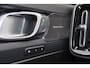 Volvo EX40 Performance Ultra Black Edition 82 kWh - Panorama/schuifdak - IntelliSafe Assist & Surround - 360º Camera - Harman/Kardon audio - Verwarmde voorstoelen, stuur & achterbank - Parkeersensoren voor & achter - Elektr. bedienb. voorstoelen met geheugen links - Draadloze tel. lader - Warmtepomp - Extra getint glas - Elektr. inklapbare trekhaak - 20' LMV