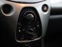 Toyota Aygo 1.0 VVT-i x-play Bluetooth, Buitenspiegels elektrisch verstel- en verwarmbaar, Elektronische remkrachtverdeling, Elektronisch Stabiliteits Programma Op zoek naar een zuinige en wendbare stadsauto? Deze Toyota Aygo 1.0 VVT-i x-play uit 2016 is ideaal voor jou!  De compacte afmetingen maken parkeren en rijden in de stad super eenvoudig. Dan