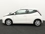 Toyota Aygo 1.0 VVT-i x-play Bluetooth, Buitenspiegels elektrisch verstel- en verwarmbaar, Elektronische remkrachtverdeling, Elektronisch Stabiliteits Programma Op zoek naar een zuinige en wendbare stadsauto? Deze Toyota Aygo 1.0 VVT-i x-play uit 2016 is ideaal voor jou!  De compacte afmetingen maken parkeren en rijden in de stad super eenvoudig. Dan