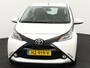 Toyota Aygo 1.0 VVT-i x-play Bluetooth, Buitenspiegels elektrisch verstel- en verwarmbaar, Elektronische remkrachtverdeling, Elektronisch Stabiliteits Programma Op zoek naar een zuinige en wendbare stadsauto? Deze Toyota Aygo 1.0 VVT-i x-play uit 2016 is ideaal voor jou!  De compacte afmetingen maken parkeren en rijden in de stad super eenvoudig. Dan