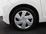 Toyota Aygo 1.0 VVT-i x-play Bluetooth, Buitenspiegels elektrisch verstel- en verwarmbaar, Elektronische remkrachtverdeling, Elektronisch Stabiliteits Programma Op zoek naar een zuinige en wendbare stadsauto? Deze Toyota Aygo 1.0 VVT-i x-play uit 2016 is ideaal voor jou!  De compacte afmetingen maken parkeren en rijden in de stad super eenvoudig. Dan
