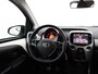 Toyota Aygo 1.0 VVT-i x-play Bluetooth, Buitenspiegels elektrisch verstel- en verwarmbaar, Elektronische remkrachtverdeling, Elektronisch Stabiliteits Programma Op zoek naar een zuinige en wendbare stadsauto? Deze Toyota Aygo 1.0 VVT-i x-play uit 2016 is ideaal voor jou!  De compacte afmetingen maken parkeren en rijden in de stad super eenvoudig. Dan
