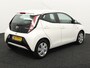 Toyota Aygo 1.0 VVT-i x-play Bluetooth, Buitenspiegels elektrisch verstel- en verwarmbaar, Elektronische remkrachtverdeling, Elektronisch Stabiliteits Programma Op zoek naar een zuinige en wendbare stadsauto? Deze Toyota Aygo 1.0 VVT-i x-play uit 2016 is ideaal voor jou!  De compacte afmetingen maken parkeren en rijden in de stad super eenvoudig. Dan