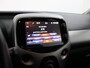 Toyota Aygo 1.0 VVT-i x-play Bluetooth, Buitenspiegels elektrisch verstel- en verwarmbaar, Elektronische remkrachtverdeling, Elektronisch Stabiliteits Programma Op zoek naar een zuinige en wendbare stadsauto? Deze Toyota Aygo 1.0 VVT-i x-play uit 2016 is ideaal voor jou!  De compacte afmetingen maken parkeren en rijden in de stad super eenvoudig. Dan