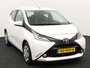 Toyota Aygo 1.0 VVT-i x-play Bluetooth, Buitenspiegels elektrisch verstel- en verwarmbaar, Elektronische remkrachtverdeling, Elektronisch Stabiliteits Programma Op zoek naar een zuinige en wendbare stadsauto? Deze Toyota Aygo 1.0 VVT-i x-play uit 2016 is ideaal voor jou!  De compacte afmetingen maken parkeren en rijden in de stad super eenvoudig. Dan