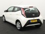 Toyota Aygo 1.0 VVT-i x-play Bluetooth, Buitenspiegels elektrisch verstel- en verwarmbaar, Elektronische remkrachtverdeling, Elektronisch Stabiliteits Programma Op zoek naar een zuinige en wendbare stadsauto? Deze Toyota Aygo 1.0 VVT-i x-play uit 2016 is ideaal voor jou!  De compacte afmetingen maken parkeren en rijden in de stad super eenvoudig. Dan