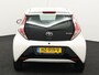Toyota Aygo 1.0 VVT-i x-play Bluetooth, Buitenspiegels elektrisch verstel- en verwarmbaar, Elektronische remkrachtverdeling, Elektronisch Stabiliteits Programma Op zoek naar een zuinige en wendbare stadsauto? Deze Toyota Aygo 1.0 VVT-i x-play uit 2016 is ideaal voor jou!  De compacte afmetingen maken parkeren en rijden in de stad super eenvoudig. Dan