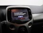 Toyota Aygo 1.0 VVT-i x-play Bluetooth, Buitenspiegels elektrisch verstel- en verwarmbaar, Elektronische remkrachtverdeling, Elektronisch Stabiliteits Programma Op zoek naar een zuinige en wendbare stadsauto? Deze Toyota Aygo 1.0 VVT-i x-play uit 2016 is ideaal voor jou!  De compacte afmetingen maken parkeren en rijden in de stad super eenvoudig. Dan