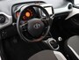 Toyota Aygo 1.0 VVT-i x-play Bluetooth, Buitenspiegels elektrisch verstel- en verwarmbaar, Elektronische remkrachtverdeling, Elektronisch Stabiliteits Programma Op zoek naar een zuinige en wendbare stadsauto? Deze Toyota Aygo 1.0 VVT-i x-play uit 2016 is ideaal voor jou!  De compacte afmetingen maken parkeren en rijden in de stad super eenvoudig. Dan