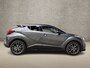 Toyota C-HR / C-HR+ 1.8 Hybrid Dynamic Automaat (NAVIGATIE, CAMERA, STOELVERWARMING, GETINT GLAS, SPORTSTOELEN, XENON, ADAPTIVE CRUISE, ZWART HEMEL, NIEUWSTAAT)