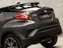 Toyota C-HR / C-HR+ 1.8 Hybrid Sport Automaat (NAVIGATIE, CAMERA, STOELVERWARMING, GETINT GLAS, SPORTSTOELEN, XENON, ADAPTIVE CRUISE, ZWART HEMEL, NIEUWSTAAT)