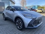 Toyota C-HR / C-HR+ 2.0 PLUG-IN HYBRID 220 DYNAMIC NIEUW & DIRECT LEVERBAAR!!! STOEL/STUURVERW BLIND-SPOT PARK-SENSOREN 18" LM-VELGEN WARMTEPOMP