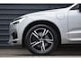 Volvo XC60 2.0 Recharge T8 AWD R-Design | Panorama | Elek. Trekhaak | Stoelverwarming voor + achter | Stuurverwarming |