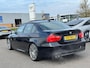 BMW 3-Serie 330i | Individual Edition | M-Sportpakket | Performance remsysteem | Schuifdak | 19" Individual velgen