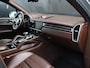 Porsche Cayenne 3.0 E-Hybrid | SPORT-CHRONO | LUCHTVERING | LEDER | PANO-DAK | BOSE | TREKHAAK | ENTERTAINMENT | HEAD-UP | CAMERA | ACHTERAS BEST | CARBON