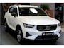 Volvo XC40 1.5 T5 Plug-in Hybrid 193kW/262pk DCT7 Plus Dark Facelift!! HARMAN/KARDON + SPORTSTOELEN + CRUISE + CAMERA + NAVI SENSUS + LANE ASSIST + EL.STOELEN + STOEL-&STUURVERWARMING + KEYLESS ENTRY&GO + PARKSENSOREN V&A + 18” LM-VELGEN!!